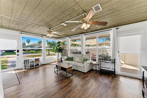House in Sarasota, Florida 2 bedrooms, 122.45 sq.m. № 2398510 - photo 21