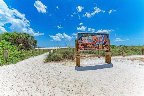 House in Sarasota, Florida 2 bedrooms, 122.45 sq.m. № 2398510 - photo 11