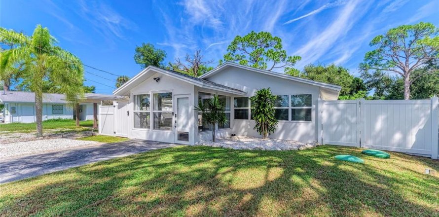 House in Sarasota, Florida 2 bedrooms, 122.45 sq.m. № 2398510