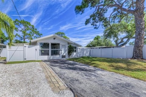 House in Sarasota, Florida 2 bedrooms, 122.45 sq.m. № 2398510 - photo 16