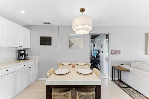 House in Sarasota, Florida 2 bedrooms, 122.45 sq.m. № 2398510 - photo 24