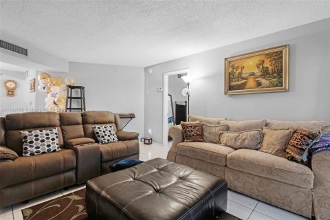 Condominio en venta en Lauderdale Lakes, Florida, 2 dormitorios, 102.38 m2 № 1984945 - foto 9