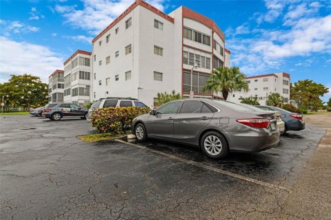 Condominio en venta en Lauderdale Lakes, Florida, 2 dormitorios, 102.38 m2 № 1984945 - foto 2