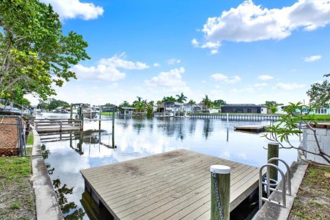 House in Tampa, Florida 2 bedrooms, 187.48 sq.m. № 1810558 - photo 17