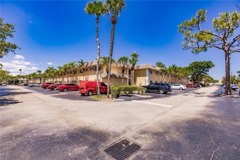 Condo in Oakland Park, Florida, 1 bedroom  № 1752575 - photo 1