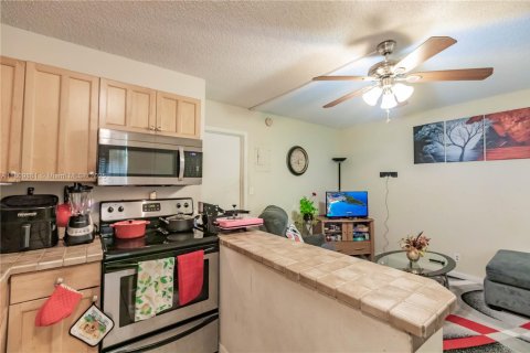 Condo in Oakland Park, Florida, 1 bedroom  № 1752575 - photo 15