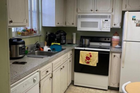 Condo in Palm Springs, Florida, 1 bedroom  № 705939 - photo 1