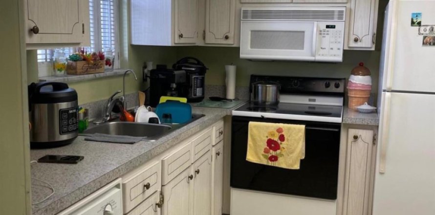 Condo in Palm Springs, Florida, 1 bedroom  № 705939