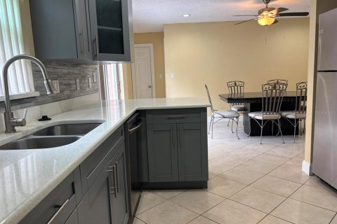 House in Pinellas Park, Florida 3 bedrooms, 143.44 sq.m. № 1803902 - photo 8