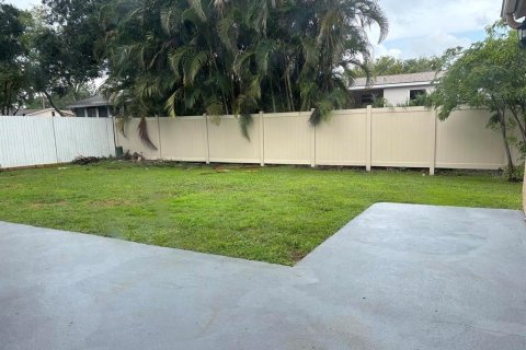 House in Pinellas Park, Florida 3 bedrooms, 143.44 sq.m. № 1803902 - photo 14