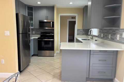 House in Pinellas Park, Florida 3 bedrooms, 143.44 sq.m. № 1803902 - photo 9