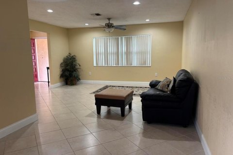 House in Pinellas Park, Florida 3 bedrooms, 143.44 sq.m. № 1803902 - photo 3