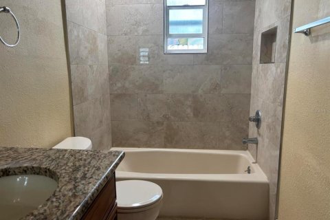 House in Pinellas Park, Florida 3 bedrooms, 143.44 sq.m. № 1803902 - photo 13