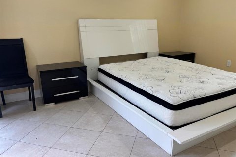 House in Pinellas Park, Florida 3 bedrooms, 143.44 sq.m. № 1803902 - photo 12