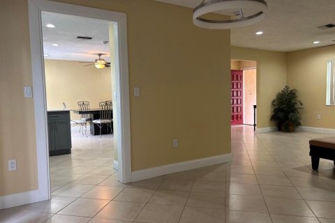 House in Pinellas Park, Florida 3 bedrooms, 143.44 sq.m. № 1803902 - photo 2