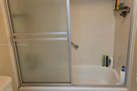 Condominio en venta en Coconut Creek, Florida, 1 dormitorio, 73.76 m2 № 2054776 - foto 16