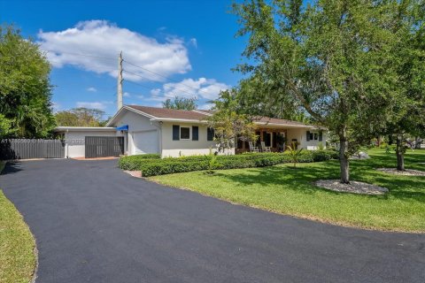House in Palmetto Bay, Florida 4 bedrooms, 205.59 sq.m. № 1711380 - photo 1