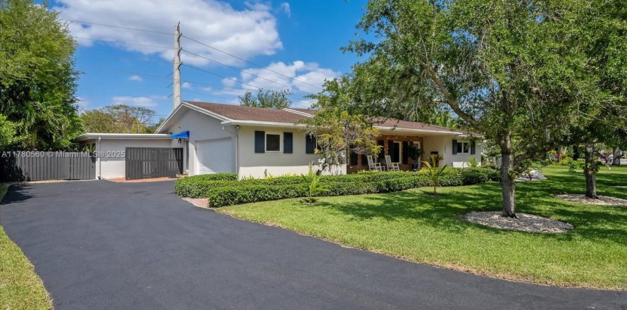 House in Palmetto Bay, Florida 4 bedrooms, 205.59 sq.m. № 1711380