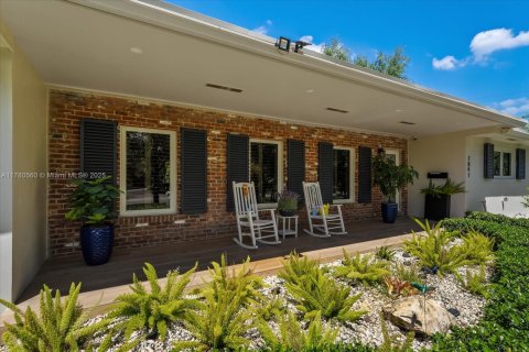 House in Palmetto Bay, Florida 4 bedrooms, 205.59 sq.m. № 1711380 - photo 13