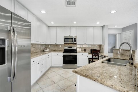 Villa ou maison à louer à Pembroke Pines, Floride: 4 chambres, 310.76 m2 № 2059218 - photo 14