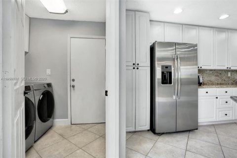 Villa ou maison à louer à Pembroke Pines, Floride: 4 chambres, 310.76 m2 № 2059218 - photo 16