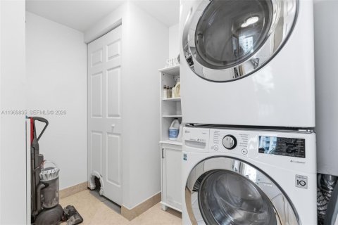 Condo in Hallandale Beach, Florida, 3 bedrooms № 2030901 - photo 20