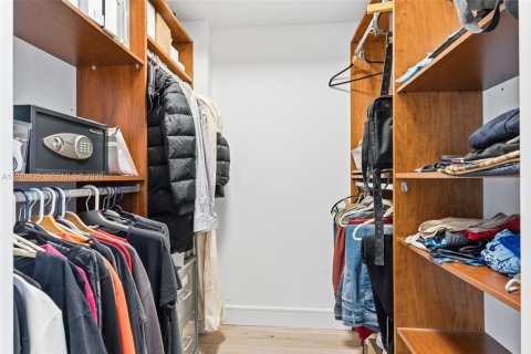 Condo in Hallandale Beach, Florida, 3 bedrooms № 2030901 - photo 14