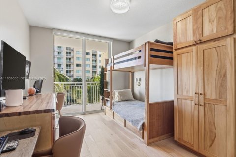 Condo in Hallandale Beach, Florida, 3 bedrooms № 2030901 - photo 18