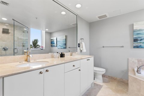 Condo in Hallandale Beach, Florida, 3 bedrooms № 2030901 - photo 12