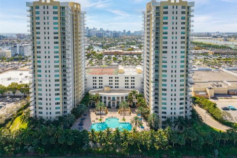 Condo in Hallandale Beach, Florida, 3 bedrooms  № 2030901