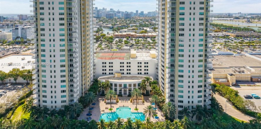 Condo in Hallandale Beach, Florida, 3 bedrooms № 2030901