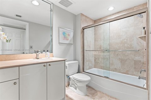 Condo in Hallandale Beach, Florida, 3 bedrooms № 2030901 - photo 16