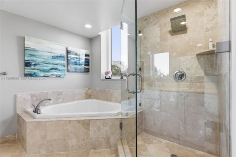 Condo in Hallandale Beach, Florida, 3 bedrooms № 2030901 - photo 13