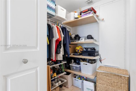 Condo in Hallandale Beach, Florida, 3 bedrooms № 2030901 - photo 19