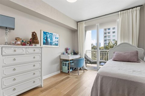 Condo in Hallandale Beach, Florida, 3 bedrooms № 2030901 - photo 17