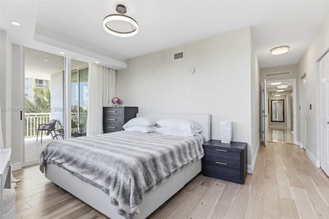 Condo in Hallandale Beach, Florida, 3 bedrooms № 2030901 - photo 11