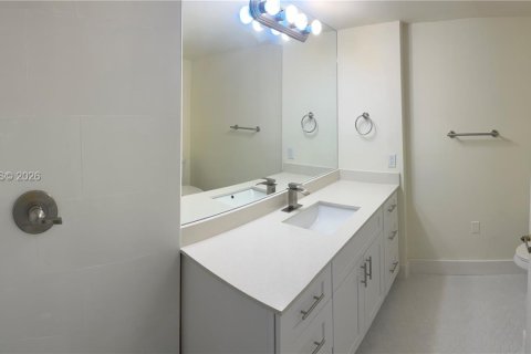 Villa ou maison à vendre à Miami, Floride: 2 chambres, 120.4 m2 № 2017428 - photo 13