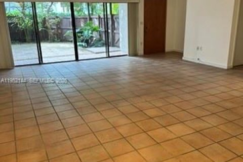 Villa ou maison à vendre à Miami, Floride: 2 chambres, 120.4 m2 № 2017428 - photo 3