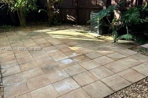 Villa ou maison à vendre à Miami, Floride: 2 chambres, 120.4 m2 № 2017428 - photo 4