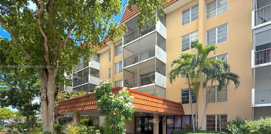 Condominio en Lauderhill, Florida, 2 dormitorios № 1924795