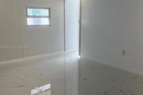 Immobilier commercial à louer à Miami, Floride: 1 chambre, 99.03 m2 № 2278460 - photo 2