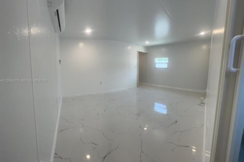 Immobilier commercial à louer à Miami, Floride: 1 chambre, 99.03 m2 № 2278460 - photo 4