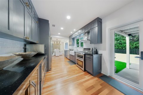 Casa en venta en Miami Beach, Florida, 4 dormitorios, 243.22 m2 № 1969172 - foto 8