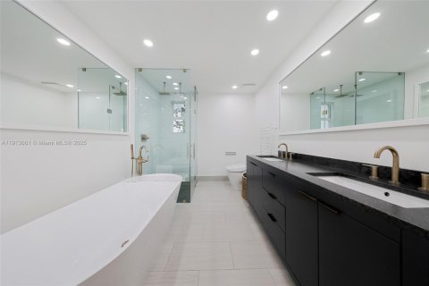 Casa en venta en Miami Beach, Florida, 4 dormitorios, 243.22 m2 № 1969172 - foto 14