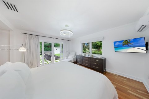 Casa en venta en Miami Beach, Florida, 4 dormitorios, 243.22 m2 № 1969172 - foto 13