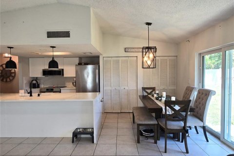 House in Pinellas Park, Florida 3 bedrooms, 127.18 sq.m. № 1871028 - photo 9