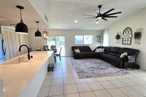 House in Pinellas Park, Florida 3 bedrooms, 127.18 sq.m. № 1871028 - photo 7