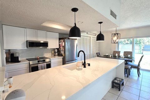 House in Pinellas Park, Florida 3 bedrooms, 127.18 sq.m. № 1871028 - photo 6