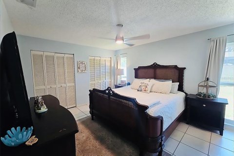 House in Pinellas Park, Florida 3 bedrooms, 127.18 sq.m. № 1871028 - photo 20