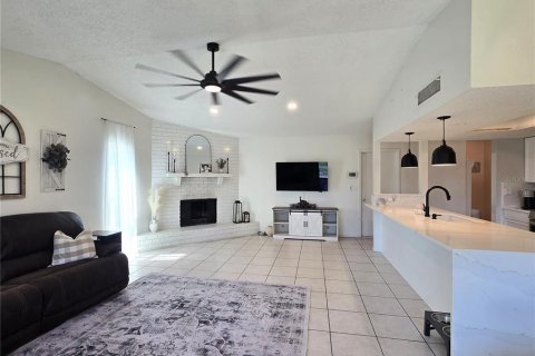 House in Pinellas Park, Florida 3 bedrooms, 127.18 sq.m. № 1871028 - photo 10